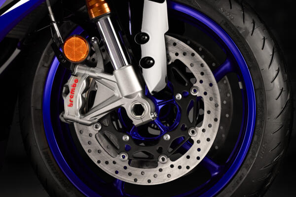 Передній головний циліндр Brembo й супорти Stylema в поєднанні з гальмівними дисками 320 мм 